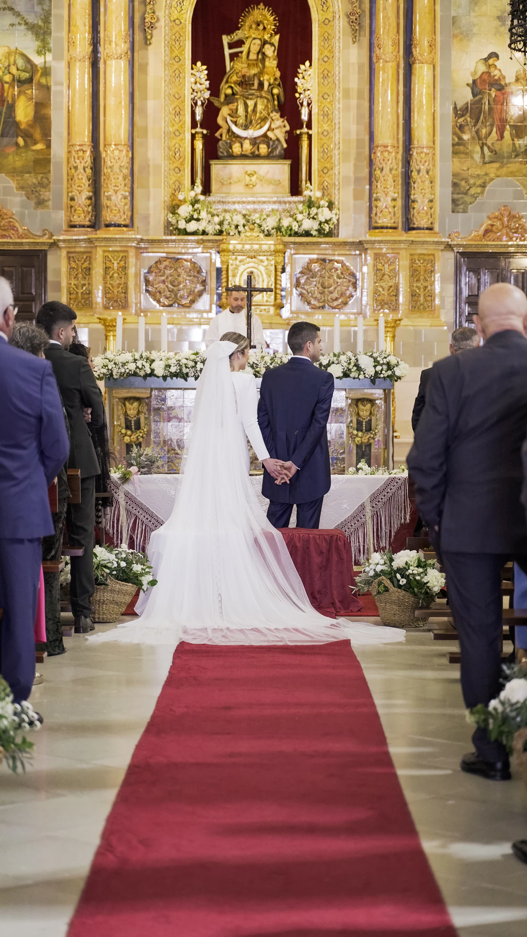Álvaro y Patricia en el altar de la iglesia, al final del pasillo con alfombra roja