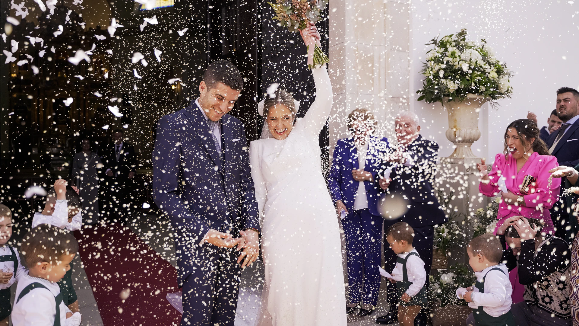 Álvaro y Patricia salen de la iglesia bajo una lluvia de pétalos