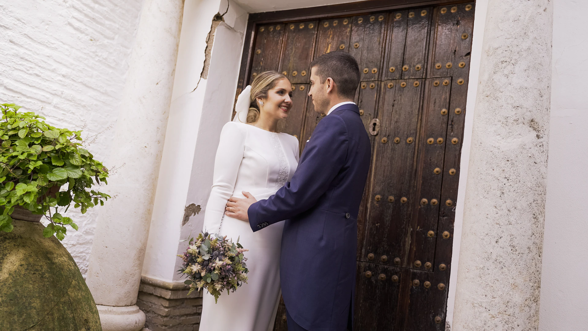 Álvaro y Patricia junto a la puerta de madera de la iglesia
