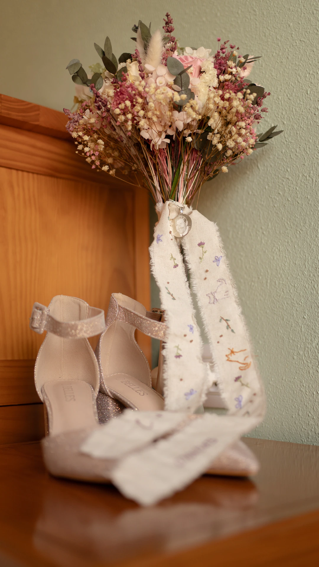 Zapatos de la novia y ramo de flores secas