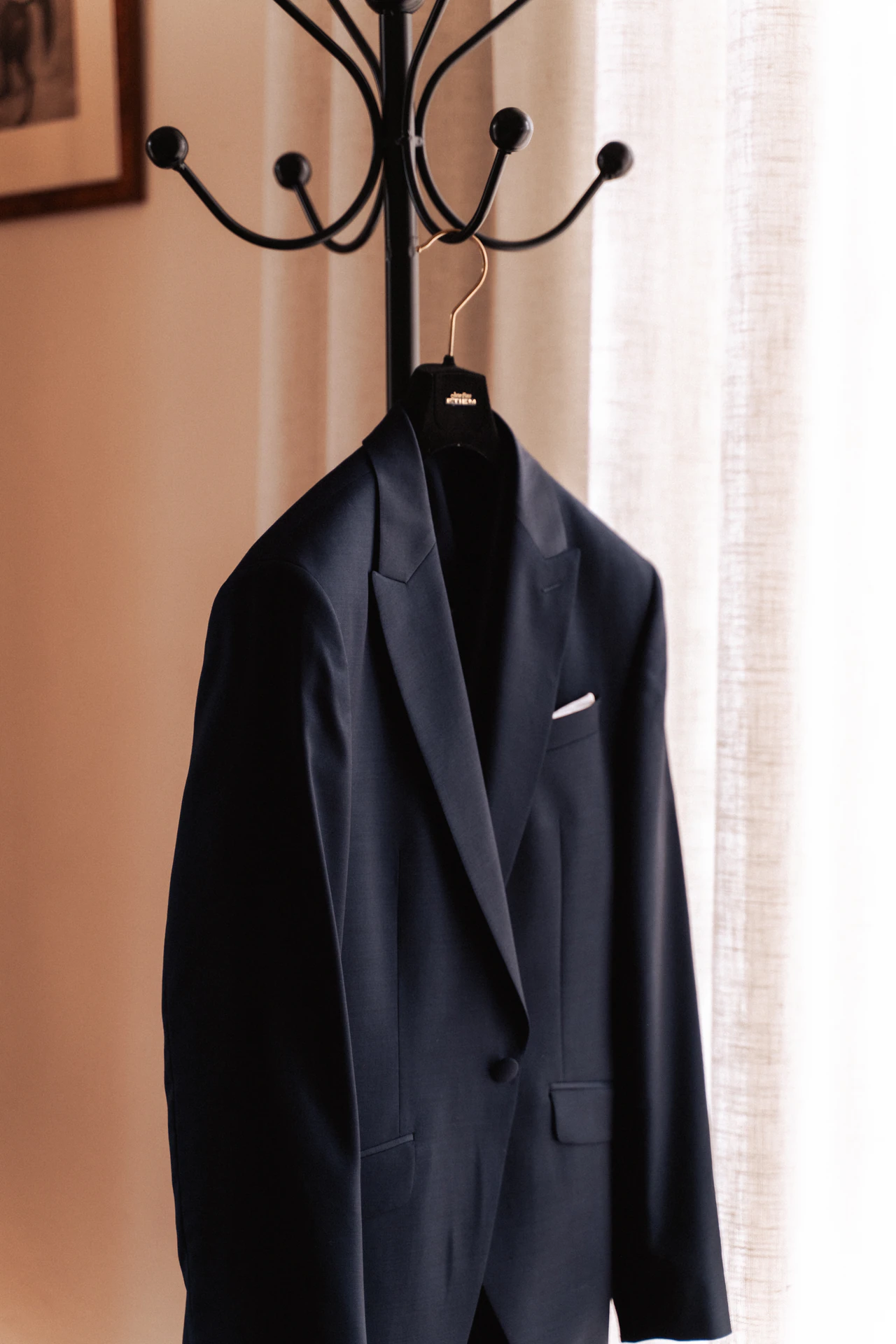 Detalle del traje del novio en el perchero