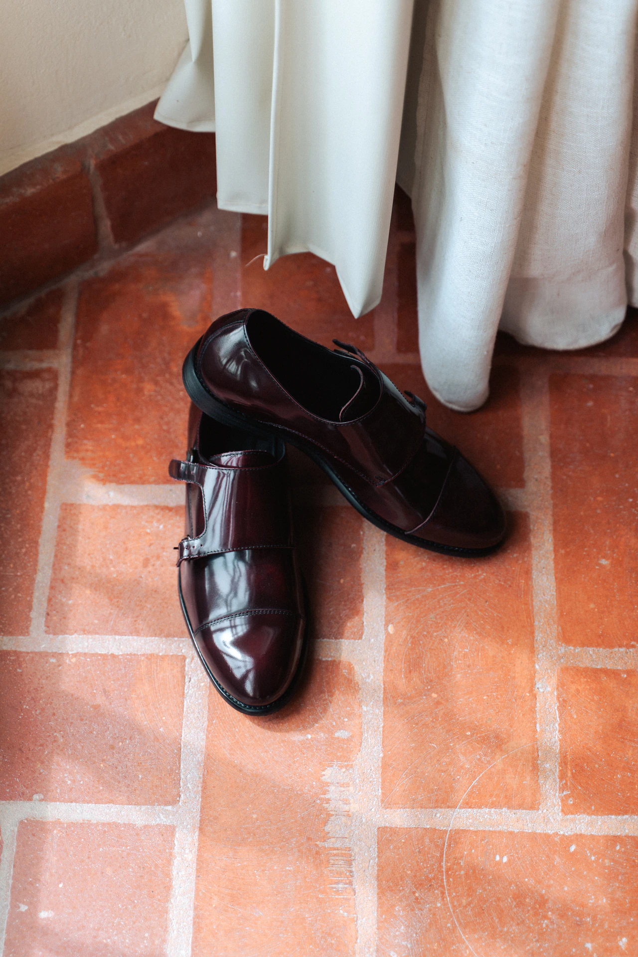 Zapatos del novio sobre un suelo de barro