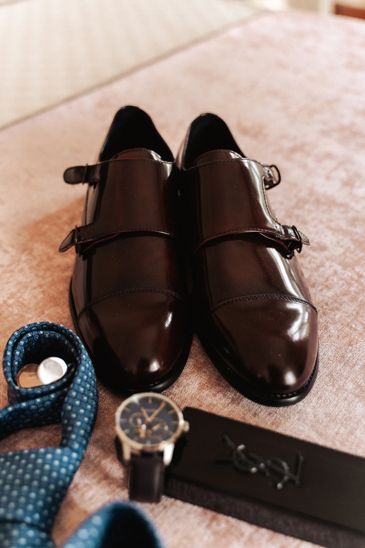 Zapatos, corbata y reloj del novio