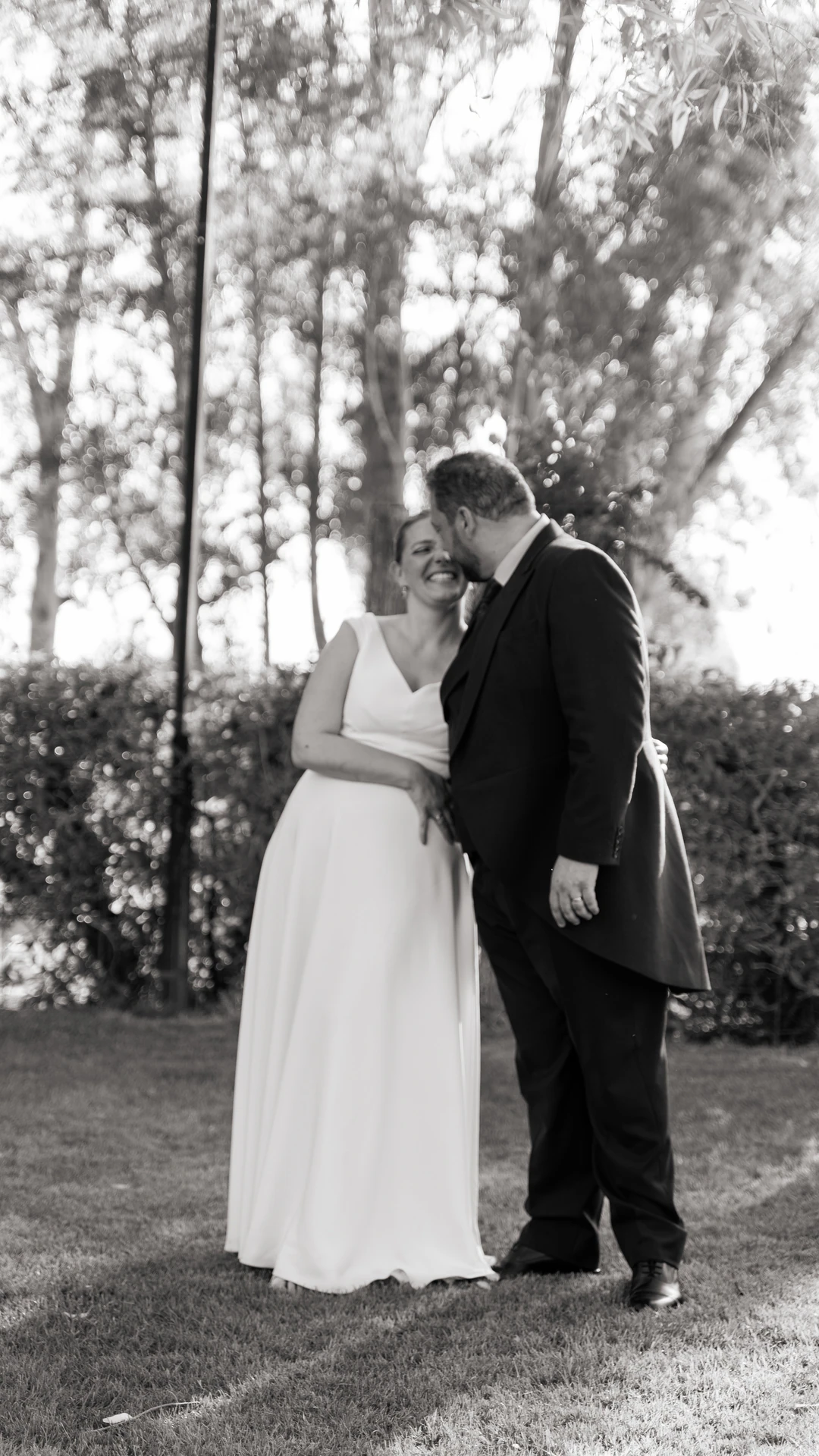 María y Jesús abrazados entre los árboles, en blanco y negro