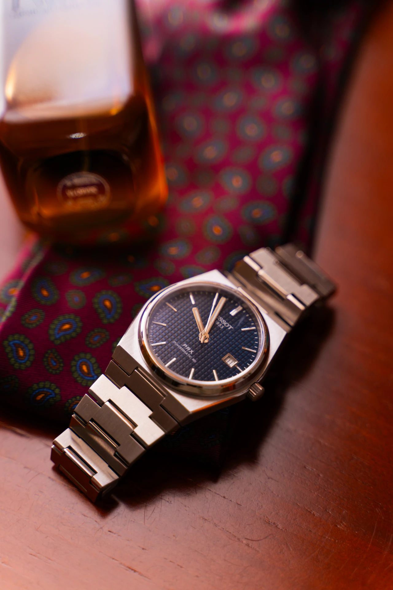 El reloj del novio sobre la corbata