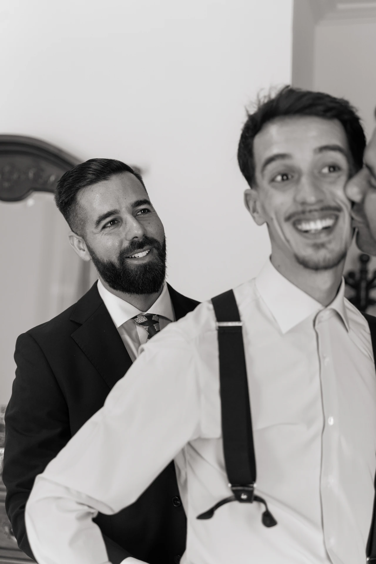 Juanma ríe junto a un amigo, en blanco y negro