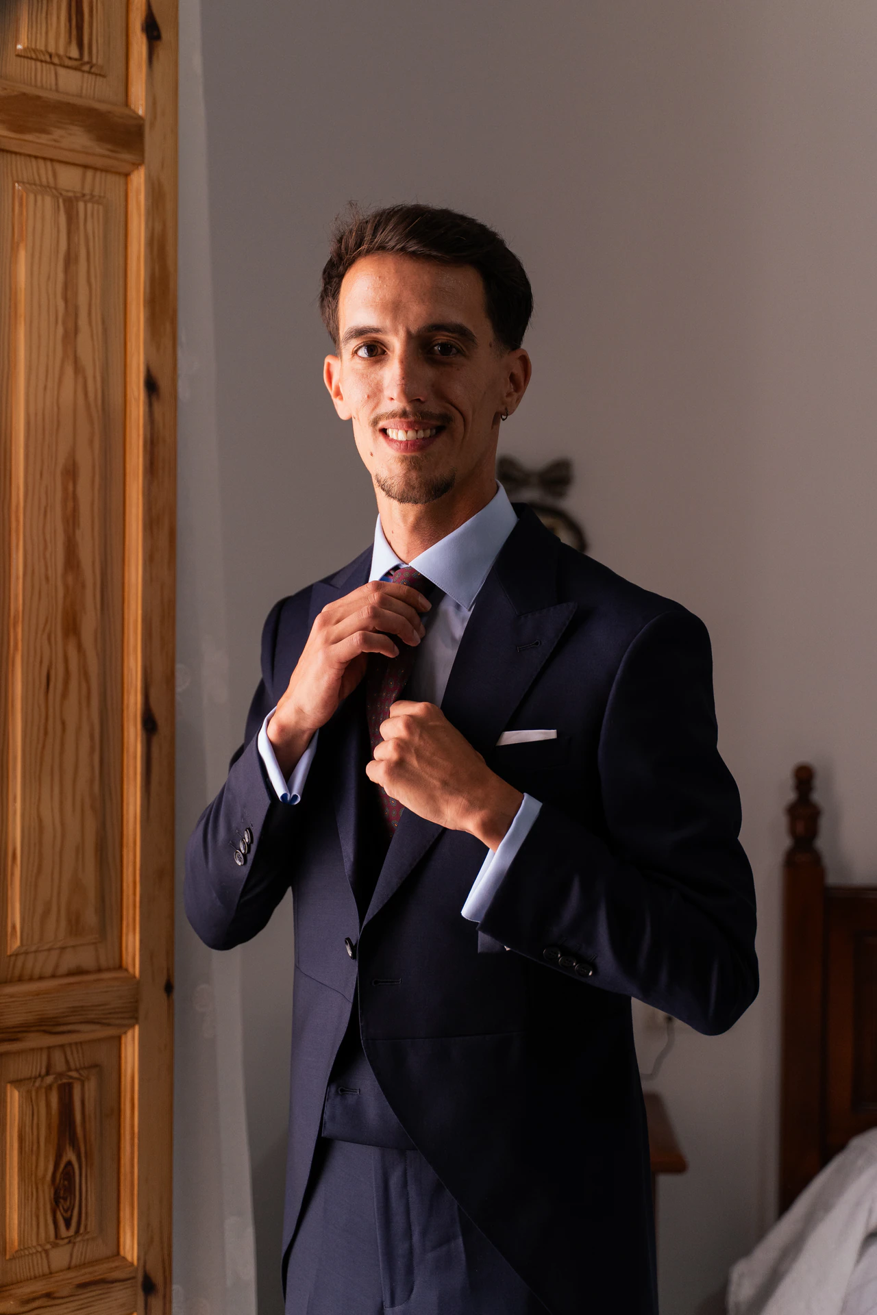 Juanma se ajusta la corbata