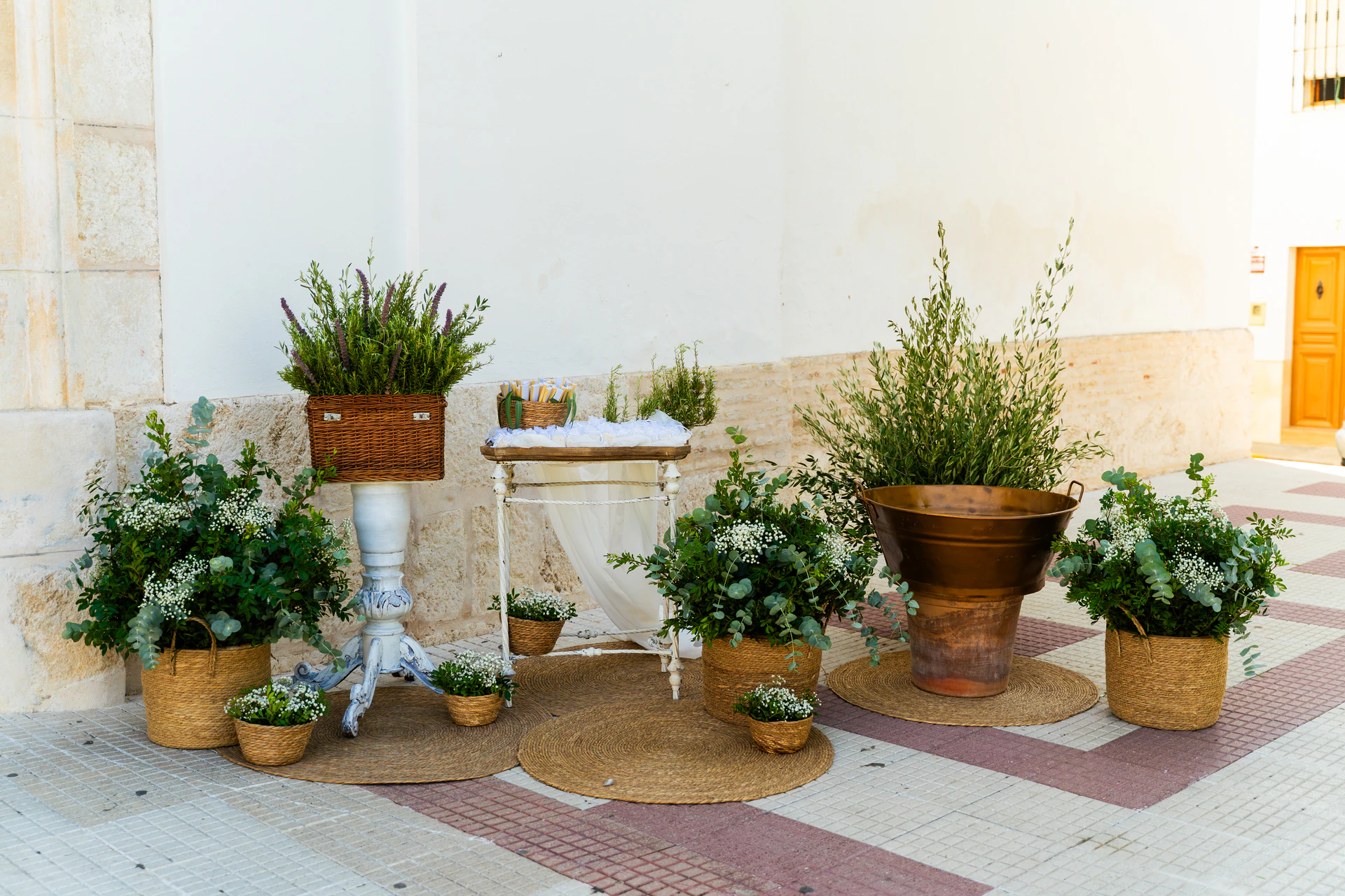 Decoración de plantas y macetas en la iglesia