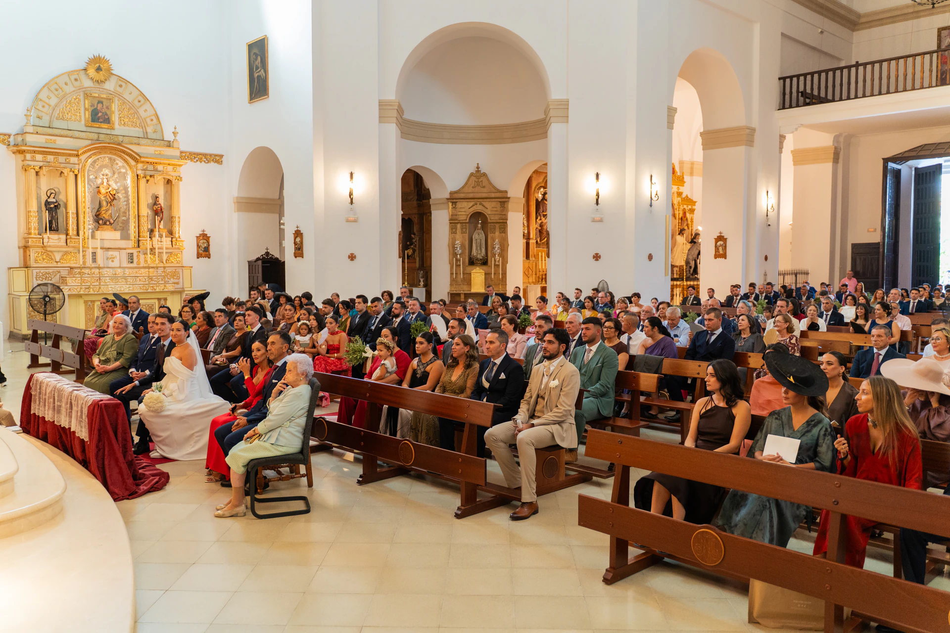 La iglesia llena de invitados durante la ceremonia