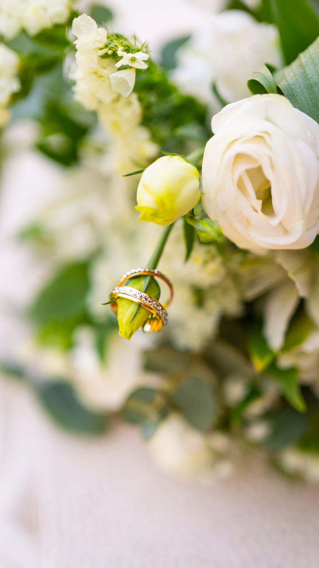 Anillos entre las flores del ramo