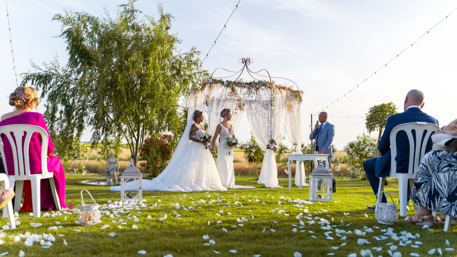 La ceremonia en el jardín, con los invitados sentados