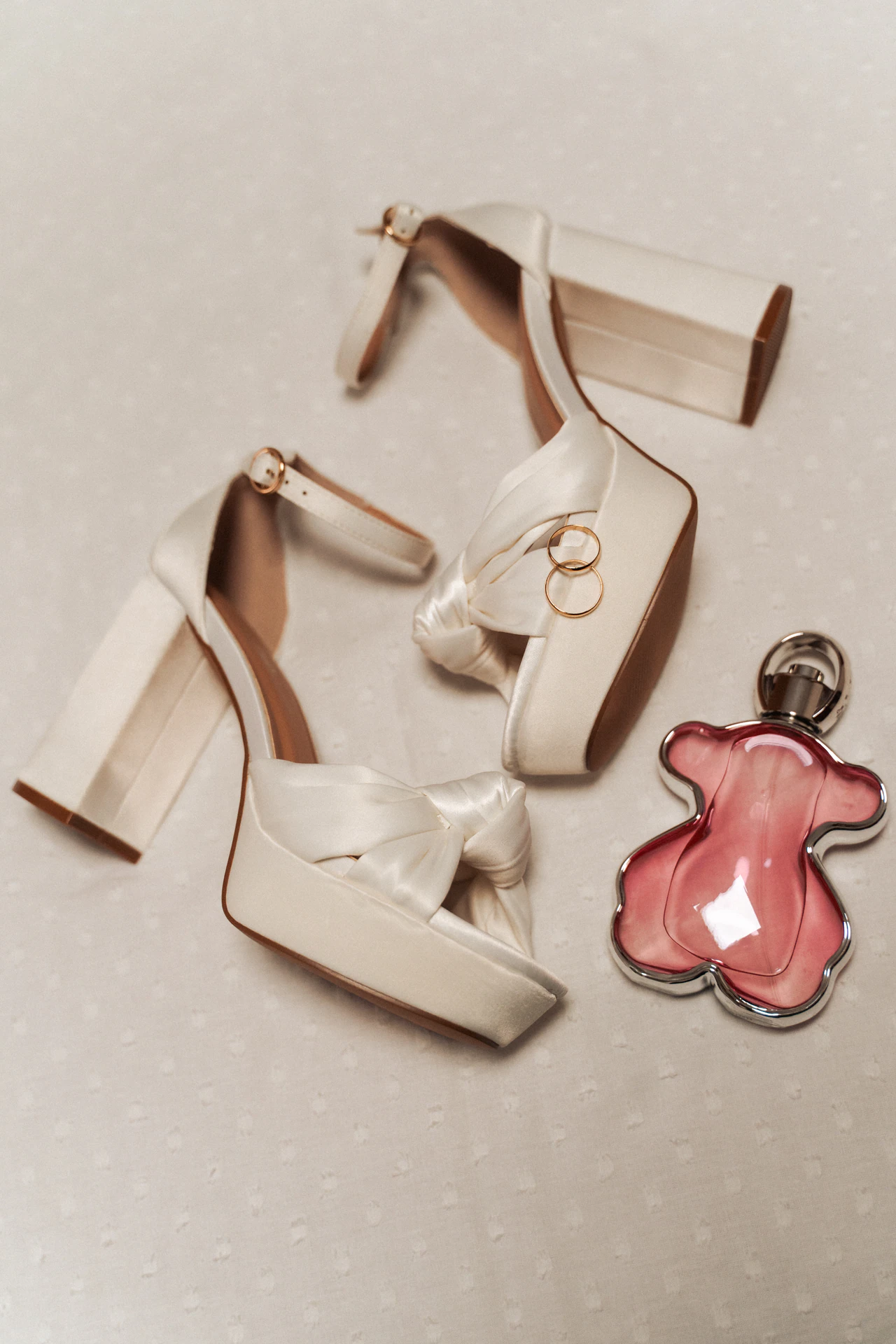 Zapatos de la novia, anillos y perfume