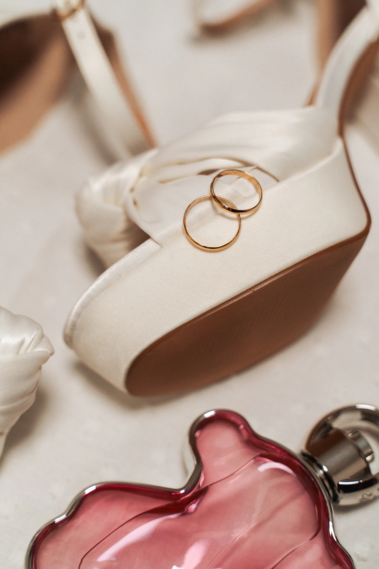 Los anillos sobre los zapatos de la novia
