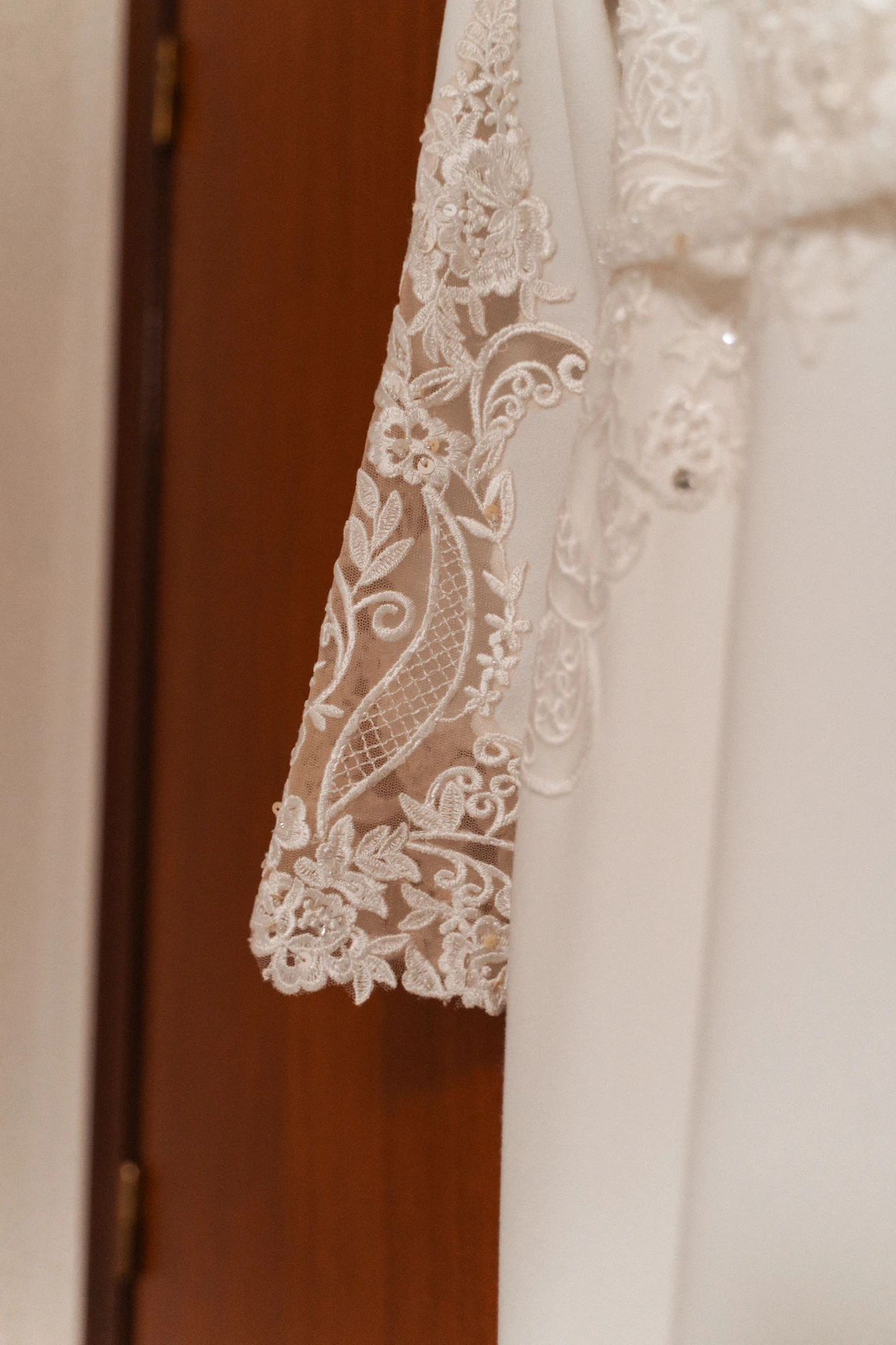 Detalle del encaje de la manga del vestido