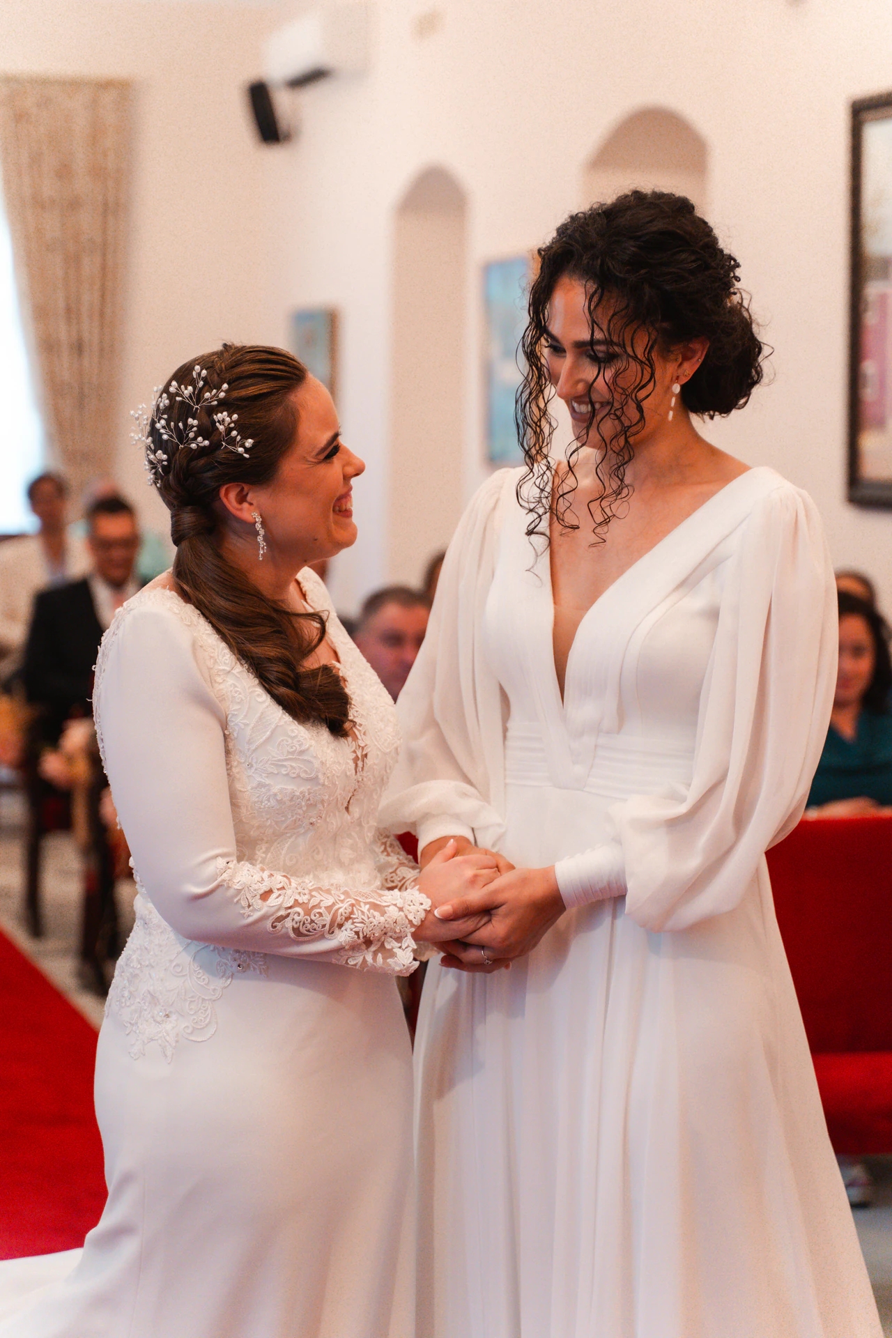 Valme y Ana se cogen de las manos, sonriendo, durante la ceremonia